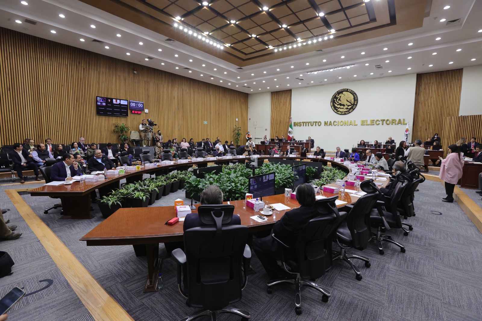 Las y los consejeros del INE analizan asuntos en el salón de sesiones del Consejo General