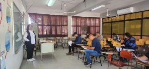 Aspirantes haciendo examen sentados en un aula