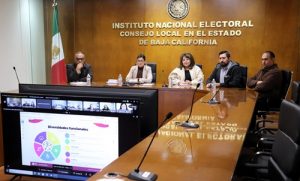 Integrantes del INE en sala de consejo local durante curso virtual