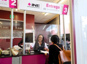 Integrante del INE atendiendo a ciudadana en Módulo