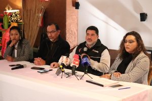 Integrantes del INE sentados detrás de mesa durante conferencia de prensa
