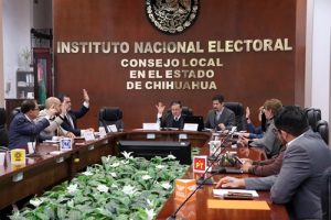 Integrantes del INE levantando su mano a manera de voto