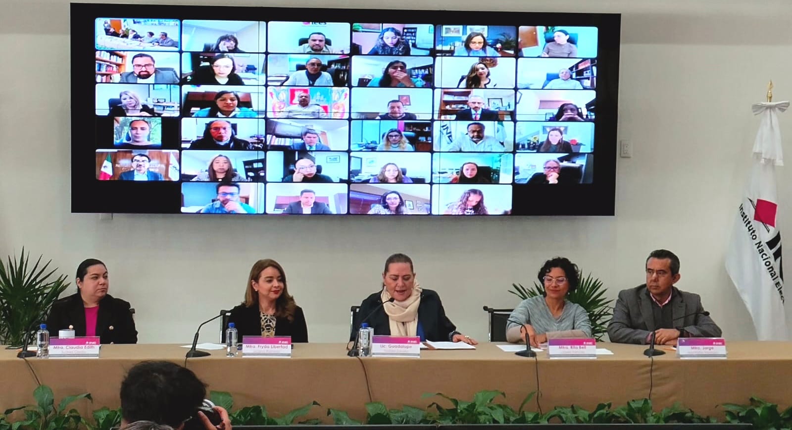 Firma de convenio de colaboración INE- AMCEE