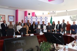 Integrantes del INE y COPARMEX de pie posando para fotografía