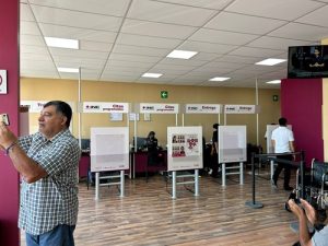 Ciudadanos dentro de Módulo de Atención Ciudadana del INE San Luis Potosí