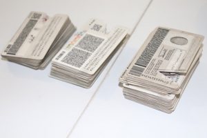 Credenciales para votar apiladas previo a su destrucción