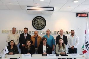 Integrantes del INE; IMPEPAC y TEE posando de pie para fotografía