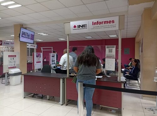 Mujer siendo atendida dentro de Módulo del INE