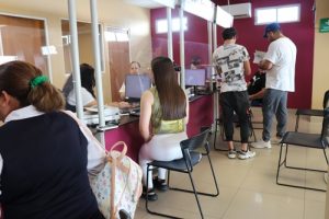Ciudadanos siendo atendidos en Módulo del INE