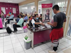 Ciudadanos al interior de Módulo de Atención en Tabasco