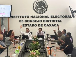 Integrante del INE sentados durante sorteo