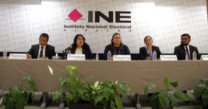 Autoridades del INE Hidalgo sentadas en presídium