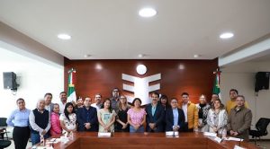 Integrantes del INE e IEEPCO de pie posando para fotografía