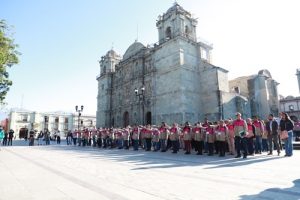Integrantes del INE formados en alameda