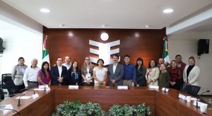Integrantes del INE e IEEPCO de pie posando para fotografía