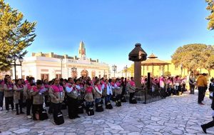 Integrantes del INE formados en explanada al aire libre