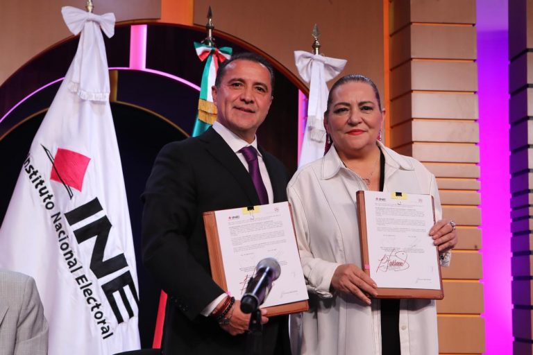 Firma de Convenio INE-CIRT, Guadalupe Taddei Zavala Consejera Presidenta del INE y José Antonio García Herrera Presidente de la CIRT.