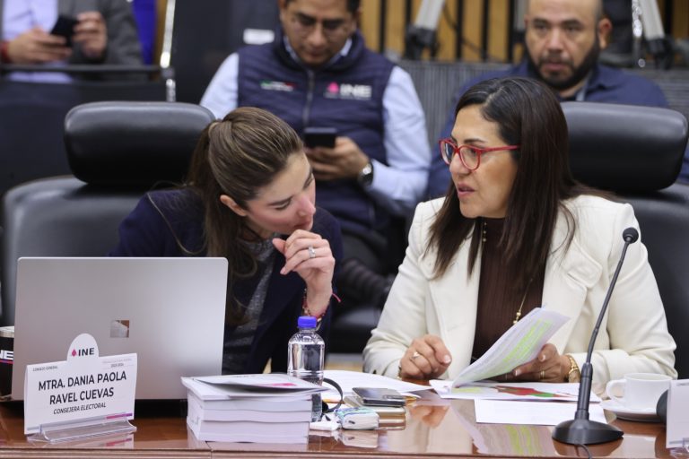 Dania Ravel Cuevas y Claudia Zavala Pérez, Consejera Electorales.