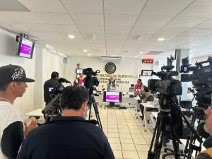 Medios de comunicación cubriendo conferencia de prensa del INE Morelos