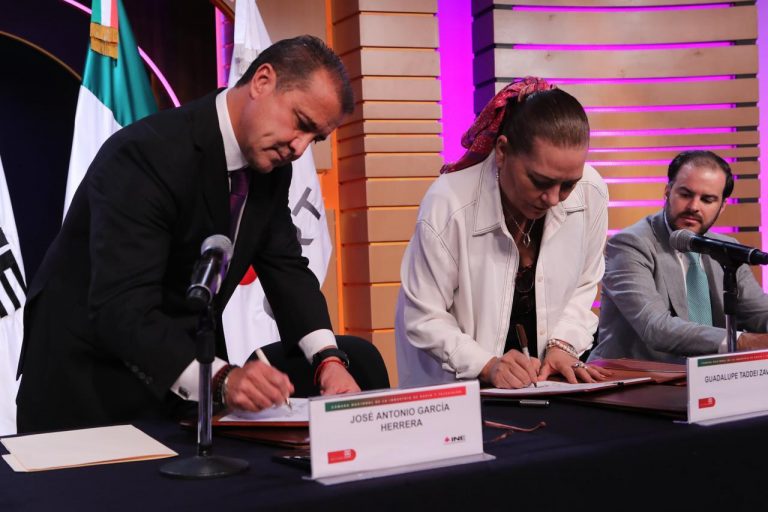Firma de Convenio INE-CIRT, Guadalupe Taddei Zavala Consejera Presidenta del INE y José Antonio García Herrera Presidente de la CIRT.