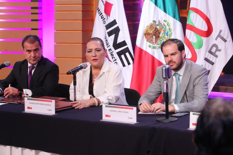 Firma de Convenio INE-CIRT, Guadalupe Taddei Zavala Consejera Presidenta del INE y José Antonio García Herrera Presidente de la CIRT.