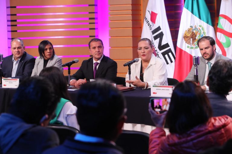 Firma de Convenio INE-CIRT, Guadalupe Taddei Zavala Consejera Presidenta del INE y José Antonio García Herrera Presidente de la CIRT.