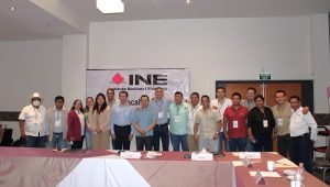 Integrantes del INE y representantes de los medios de comunicación posando para fotografía