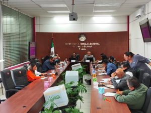 Integrantes del INE sentados durante sesión