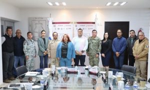Integrantes del INE y diversas instituciones gubernamentales posando para fotografía