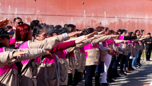 Integrantes del INE estirando su brazo a modo de juramento