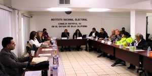 Integrantes del INE sentados durante proceso de insaculación