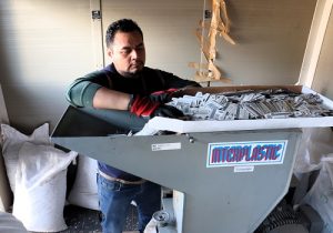 Integrante colocando credenciales en máquina pulverizadora