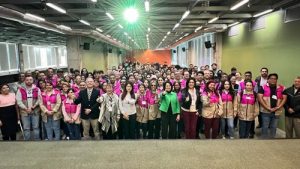 Integrantes del INE posando para fotografía en auditorio