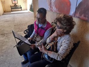 Ciudadana recibiendo capacitación para ser funcionaria de casilla