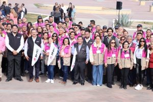 Integrantes del INE posando para fotografía en explanada
