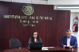 Dos vocales del INE sentados en sala del Consejo Local