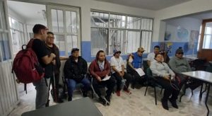 Integrantes de la unión de minusválidos sentados previo a la charla