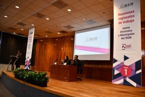 Escenario de auditorio con dos personas sentadas