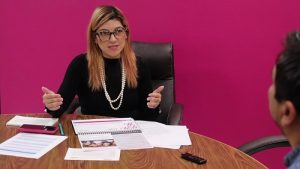 Vocal del INE hablando sentada detrás de mesa