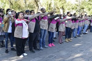 Integrantes del INE de pie haciendo juramento al aire libre