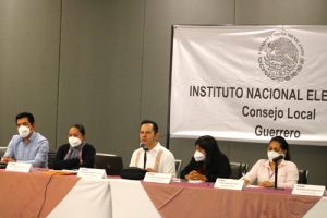 Integrantes del INE sentados durante reunión