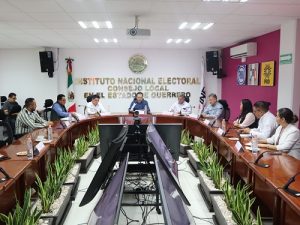 Integrantes del INE y representantes de partidos políticos sentados