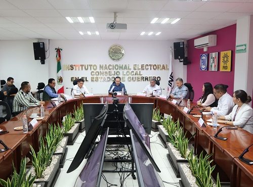 Integrantes del INE y representantes de partidos políticos sentados