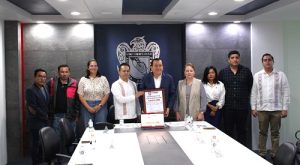 Integrantes del INE y representantes de la UAGro posando para fotografía