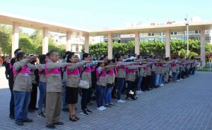 Integrantes del INE en explanada estirando su brazo a modo de juramento