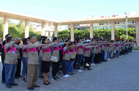Integrantes del INE en explanada estirando su brazo a modo de juramento
