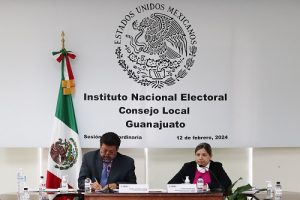 Dos integrantes del INE sentados durante sesión