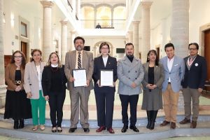 Integrantes del INE y representantes de la UG posando para fotografía