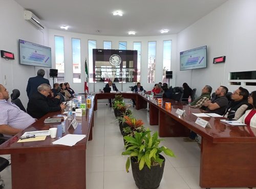 Integrantes del INE sentados durante sorteo