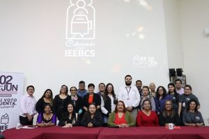 Integrantes del INE e IEEBCS posando para fotografía